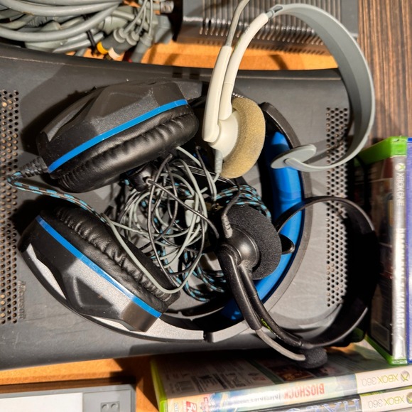 Xbox 360 Elite 120GB Console 5 Controllers 4 Games Headset TESTED Bundle Lot - Picture 2 of 14